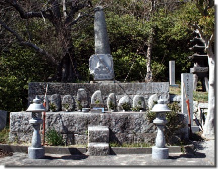 大津島十人墓