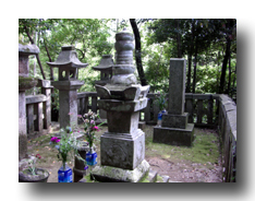 現在は香山公園内にある「二の丸様」之墓